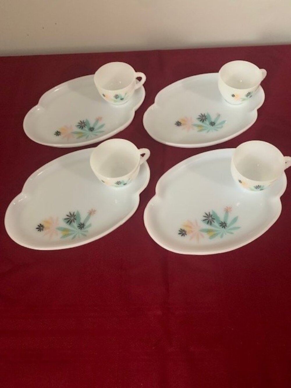 Federal Glass Milk Atomic Flower 8 Piece Snack Set Weed Pattern